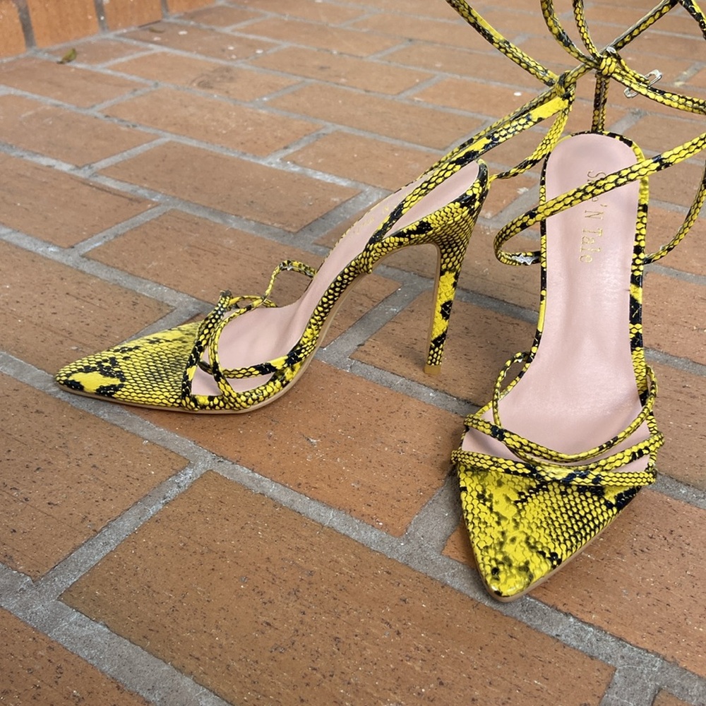 NWOT High heel 4.5” strappy yellow n black by Shoe N Tale New